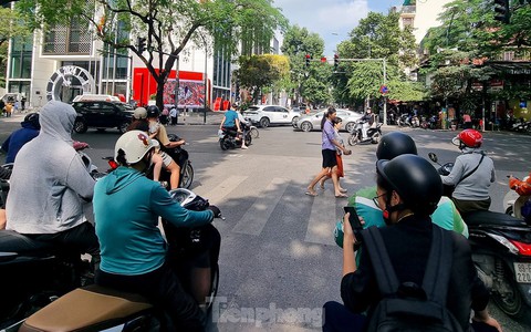 Người Hà Nội mặc đồ cộc ra đường vào giữa mùa đông