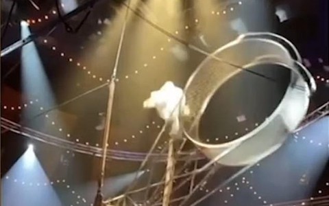 Clip kinh hoàng: Nghệ sĩ xiếc nhào lộn rơi khỏi “Bánh xe tử thần” từ độ cao 9m trước sự chứng kiến của hàng trăm khán giả