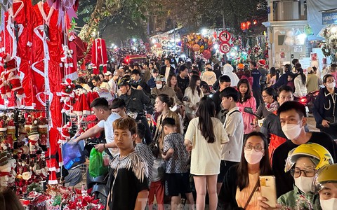 Phố Hàng Mã lung linh sắc màu, giới trẻ tấp nập check-in trước thềm Giáng sinh