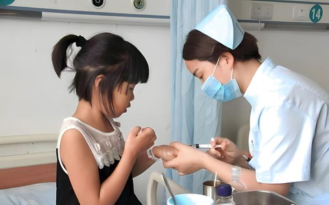 Cô con gái 13 tuổi bị chê có thân hình "bốc mùi", sau khi khám, bác sĩ giận dữ tố người mẹ quá vô trách nhiệm