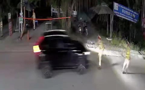 Hà Nam: Bất chấp hiệu lệnh dừng xe, tài xế lái ô tô lao thẳng vào tổ CSGT đang đo nồng độ cồn