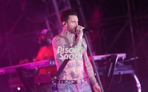 Adam Levine cởi áo khoe 6 múi khiến hàng nghìn khán giả hú hét, còn xuống tận nơi selfie với fan Việt!
