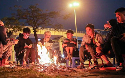 Người Hà Nội đốt lửa sưởi ấm trong đêm rét đậm đầu tiên