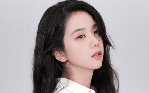 Jisoo BlackPink: Sở hữu làn da trong veo rạng rỡ nhờ bí quyết đơn giản