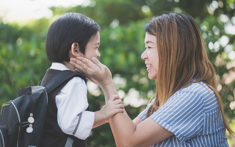 Phụ huynh nên kiểm tra cặp sách của con nhiều hơn, nếu phát hiện 4 điều bất ngờ này, cần cảnh giác