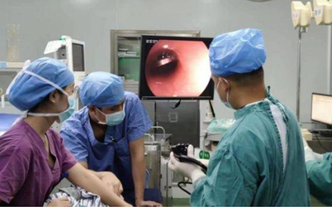 Cậu bé khoe có bí mật muốn kể, mẹ nghe xong lập tức đưa con vào bệnh viện