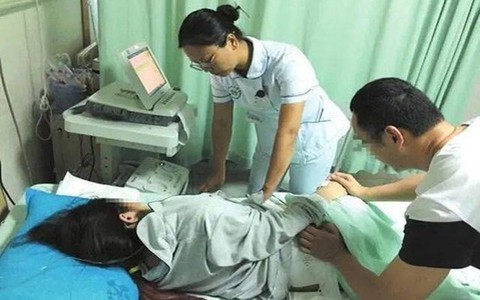 Con dâu mới sinh kêu buồn ngủ, mẹ chồng lật chăn xem liền đưa vào viện