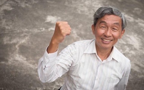 Người đàn ông yêu cầu con trai xé hết giấy cho nợ trước khi qua đời: Sự thật đằng sau khiến ai nấy “ngậm ngùi”