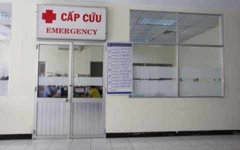 Bình Dương: Bé gái 2 tuổi bỏng nặng do nước sôi từ bình siêu tốc đổ vào mặt