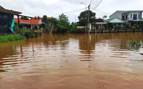 Lũ lên cao bất ngờ, nhiều nơi ở Huế ngập nặng