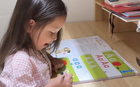Lisa đến tuổi tập tô màu, viết chữ, mẹ Hà Hồ sắm luôn cho con cuốn sách cực xinh, các mẹ thi nhau tìm mua