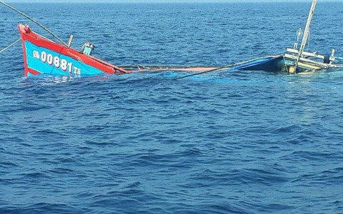 Tàu cá Phú Yên chìm ở Khánh Hòa, 5 ngư dân mất tích