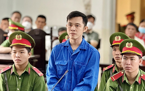 Bênh vực mẹ bị đánh, con mang xăng phóng hỏa giết người