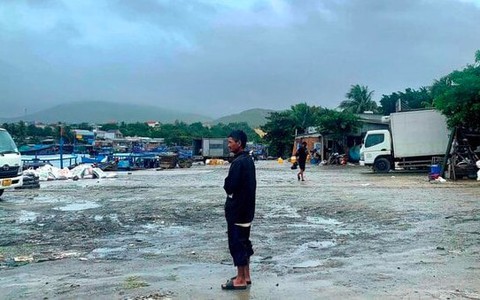 5 ngư dân Phú Yên mất tích: Người cha khắc khoải hướng về biển, đợi con trở về