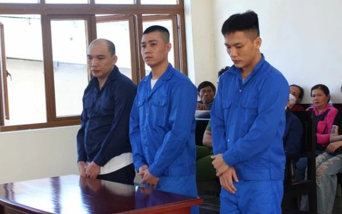 Mua 5 khẩu súng về bán, 3 người bị phạt tù