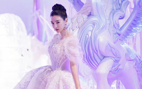 "Tiểu Yến Tử" Huỳnh Dịch hứng "gạch đá" vì cổ xúy làm đẹp độc hại: Quấn 10 lớp màng nilon để có dáng thon?