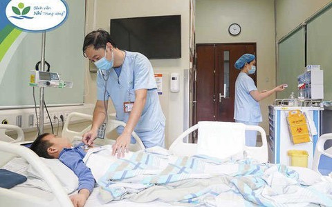 Bé trai 6 tuổi nguy kịch tính mạng vì chơi xe điện 3 bánh