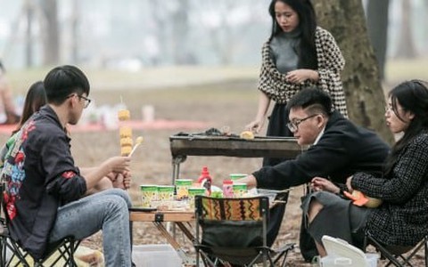 Người dân đổ ra Công viên Yên Sở cắm trại, tận hưởng kỳ nghỉ lễ