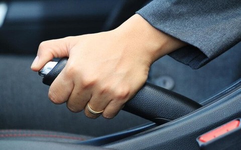 Khi phanh xe, nên phanh bánh trước, sau hay bốn bánh cùng lúc sẽ an toàn hơn?