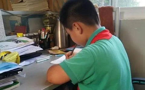 Cậu bé cấp 1 viết văn kể: "Lớn lên em muốn đi bán đậu phụ", đọc xong lý do cô giáo cười không thở nổi