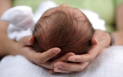 Nhiều tháng thức trắng đêm chăm cháu sơ sinh, bà ngoại nhập viện tâm thần