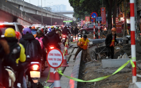 Điệp khúc cuối năm đào đường, vỉa hè khiến giao thông Hà Nội ùn tắc nghiêm trọng