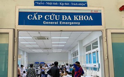 Xác định danh tính người phụ nữ phát đồ ăn 'lạ' khiến hàng loạt học sinh nhập viện
