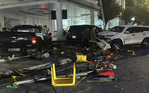 Hiện trường nát bươm vụ xe bán tải đâm nhiều ô tô, xe máy trên phố ở Móng Cái