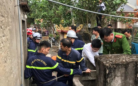 Giải cứu người đàn ông rơi xuống giếng sâu 25m ở Hà Nội