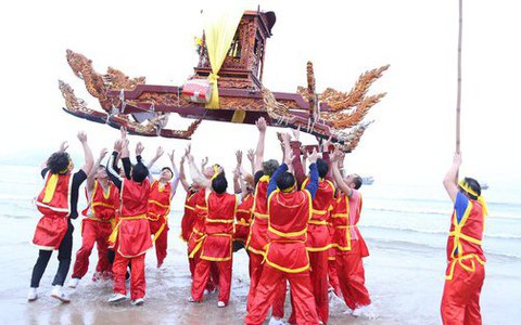 Độc đáo màn "rước kiệu bay" tại ngôi đền nổi tiếng nhất xứ Nghệ