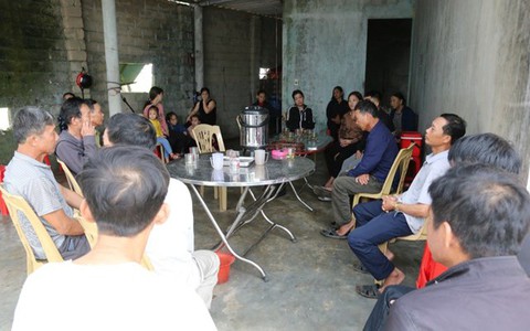 Người thân thẫn thờ ngóng tin chồng, con mất tích trên biển Hàn Quốc