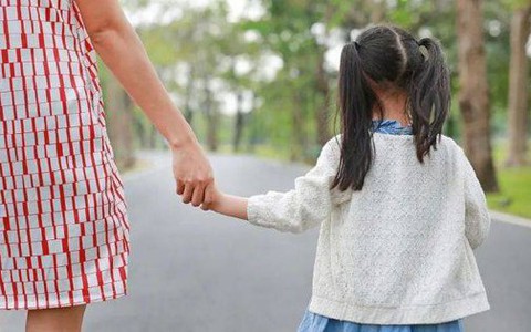 Khi đón con tan học, cha mẹ hỏi 3 câu này sẽ giúp đứa trẻ lúc nào cũng phấn khởi, luôn cảm thấy yêu đời