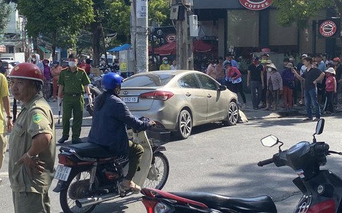 Nữ tài xế ngất xỉu sau khi lái ô tô gây tai nạn làm cụ bà chết tại chỗ