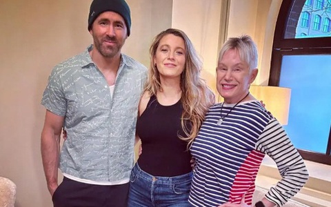 Vợ chồng Ryan Reynolds chào đón con thứ 4