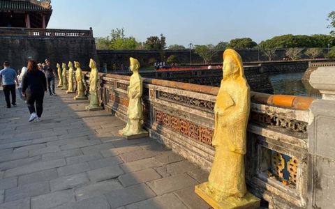 Thu hồi hàng tượng lạ đặt trước cửa Ngọ môn Huế khiến du khách "giật mình"