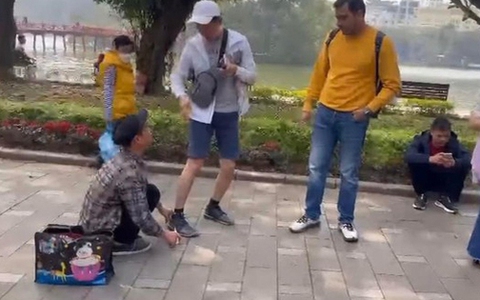 Người đàn ông chèo kéo, tự ý gắn keo vào giày du khách ở hồ Gươm