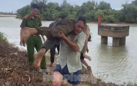 CLIP: Cứu sống bé gái 13 tuổi hai lần nhảy sông Đồng Nai tự tử