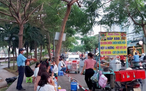 Lấn chiếm vỉa hè sau dịch ở TP.HCM như "nấm sau mưa"