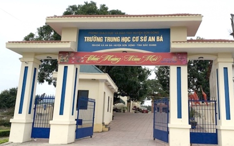 Công an điều tra vụ nữ sinh lớp 7 sinh con trong nhà tắm ở Bắc Giang