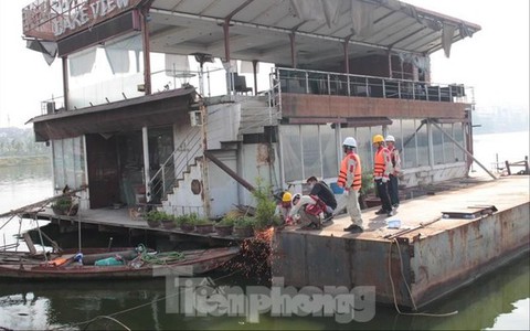 Cưỡng chế di dời 4 "tàu ma" cuối cùng khỏi hồ Tây