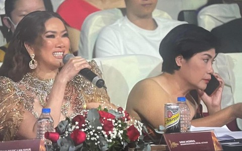 Trưởng BGK Miss Charm 2023 lý giải lý do liên tục gọi điện thoại khi đang chấm thi chung kết, khẳng định mọi thứ là kịch bản
