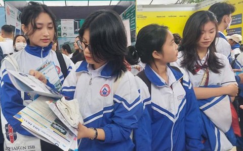 Thận trọng với học bổng 'khủng'
