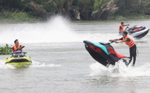 Mô tô nước "đại náo" các tuyến sông Sài Gòn
