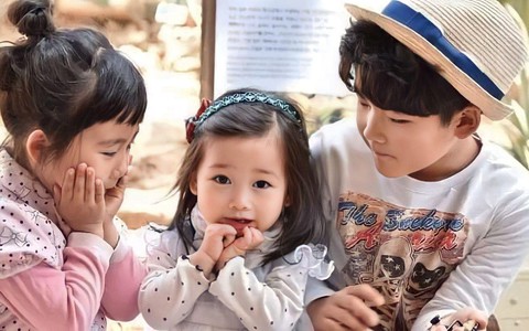 Nếu gia đình có con thứ, cha mẹ nên bớt nói 2 câu này, bằng không sẽ bóp nghẹt trái tim trẻ