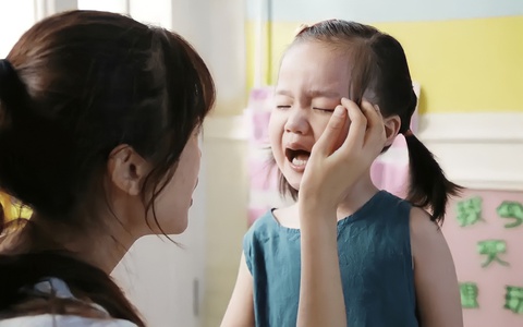 Thấy con bị bạn học giật tóc, người mẹ tức tối đến trường làm to chuyện - Ai chứng kiến cũng lắc đầu ngao ngán!