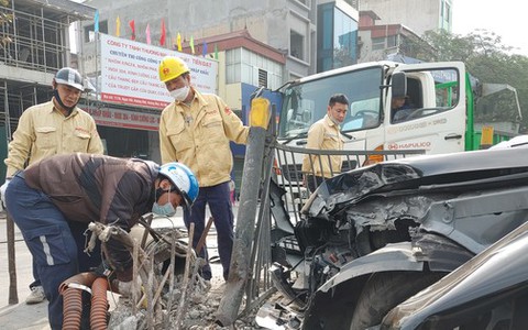 Xế hộp hư hỏng nặng sau cú đâm đổ cột điện