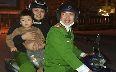 Quảng Bình: Công an trao trả cháu bé đi lạc trong đêm