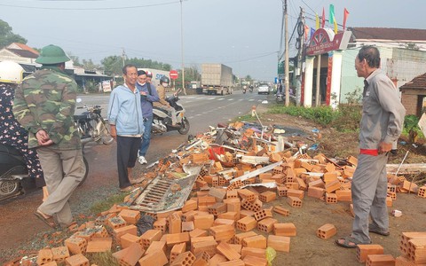 Tai nạn 16 người thương vong ở Quảng Nam: 2 phụ nữ đứng bốc gạch may mắn thoát chết