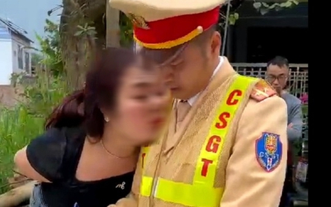 Khởi tố, bắt tạm giam người phụ nữ lăng mạ, đụng chạm thân thể vào CSGT