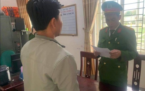Tạm đình chỉ công tác thầy giáo bị tố "đụng chạm"cơ thể nữ sinh tiểu học